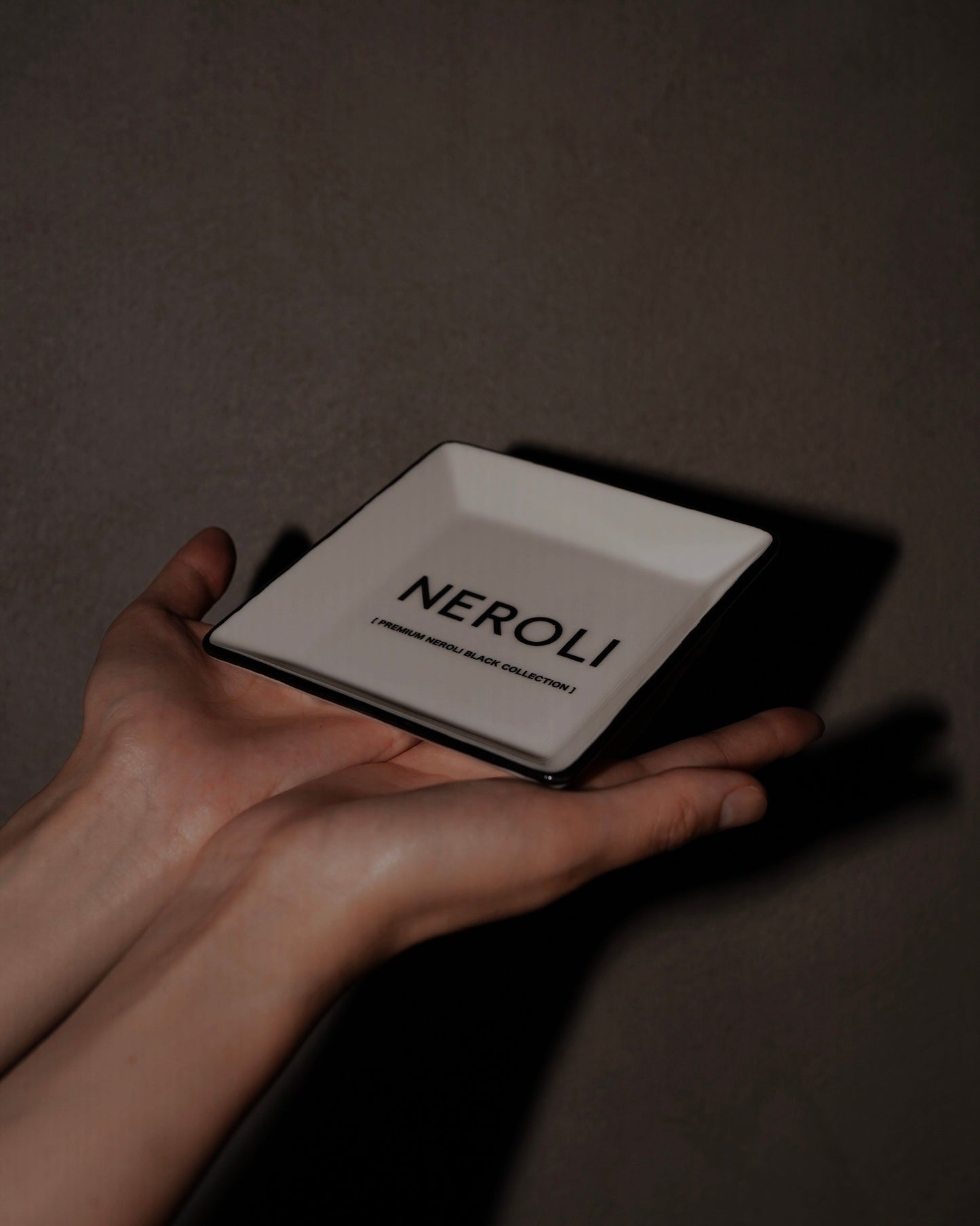 “PREMIUM NEROLI” PLATE