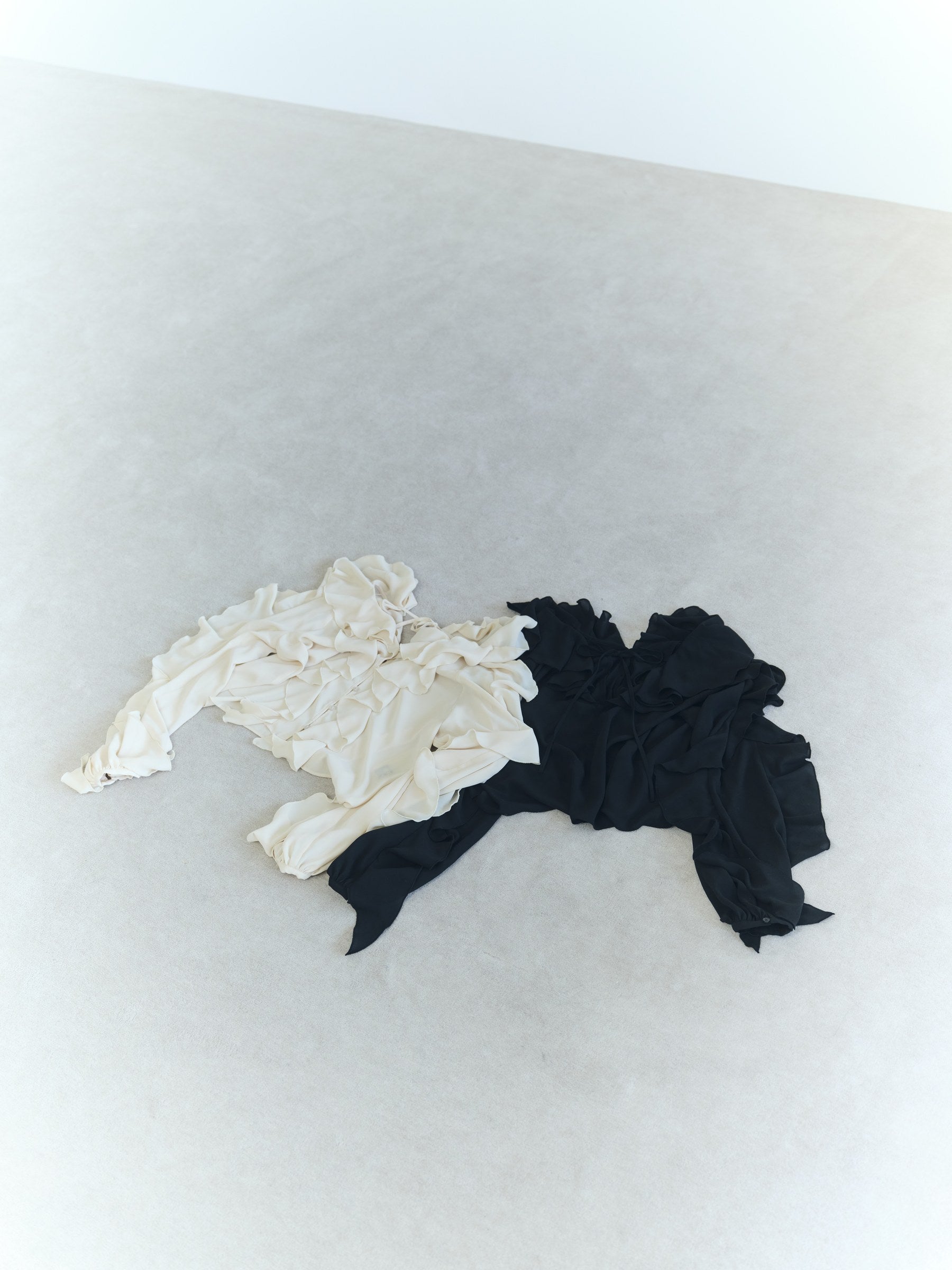 NEROLI SS26 image_root/ドレープ ラッフルブラウス/260312_NEROLI_10.jpg