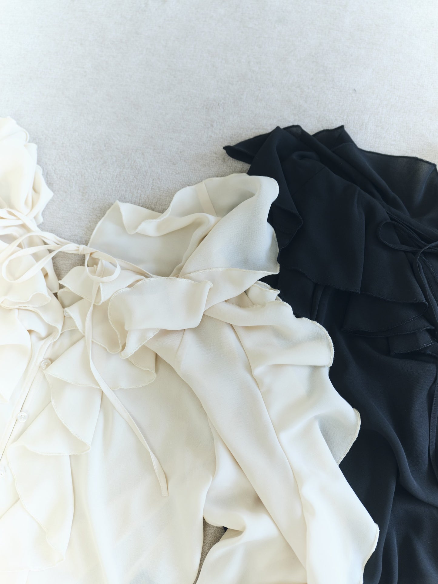 NEROLI SS26 image_root/ドレープ ラッフルブラウス/260312_NEROLI_13.jpg