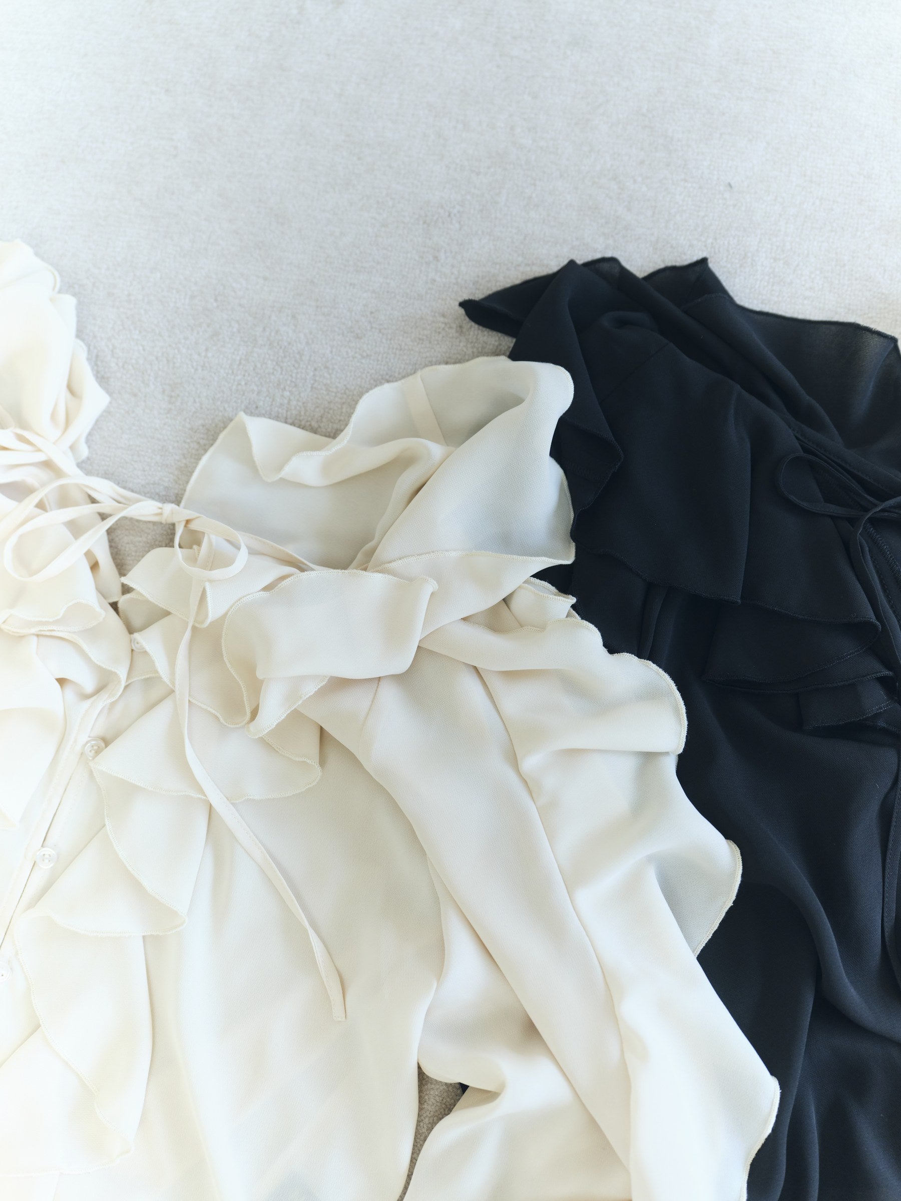 NEROLI SS26 image_root/ドレープ ラッフルブラウス/260312_NEROLI_13.jpg