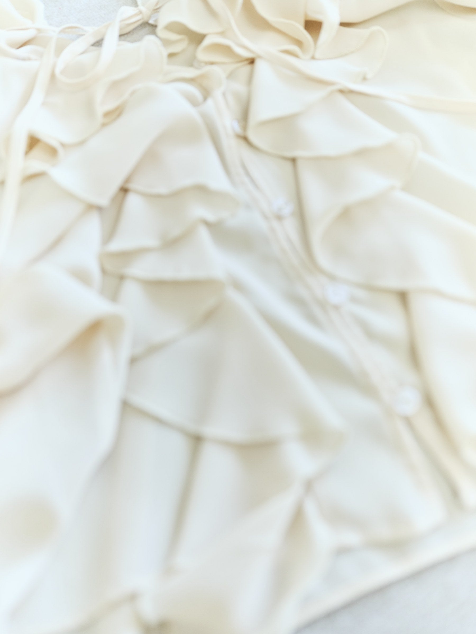NEROLI SS26 image_root/ドレープ ラッフルブラウス/260312_NEROLI_14.jpg