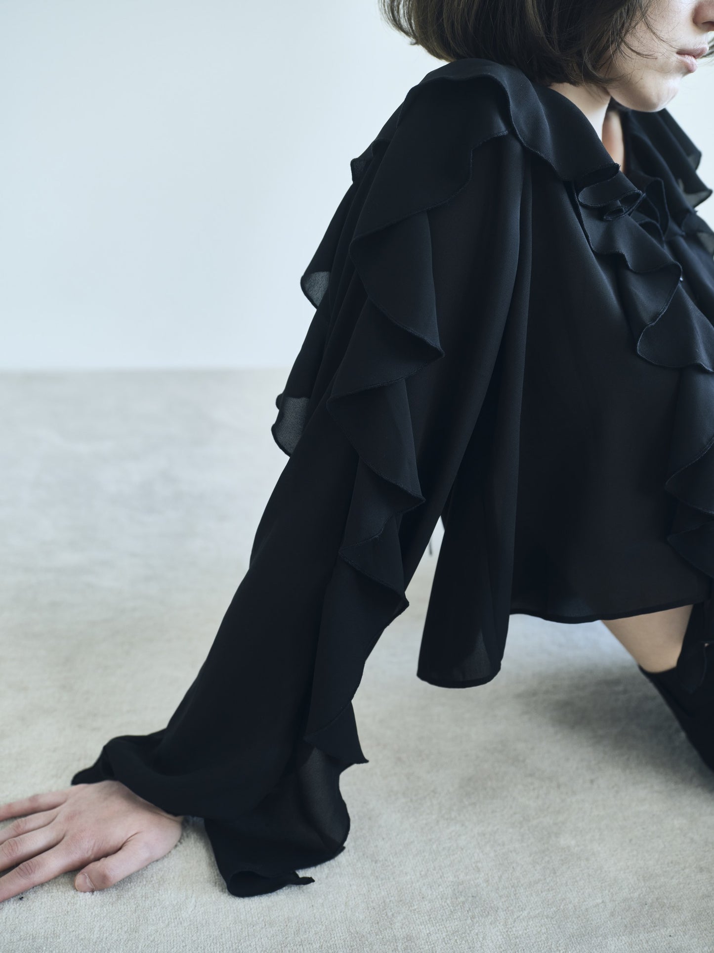 NEROLI SS26 image_root/ドレープ ラッフルブラウス/260312_NEROLI_157.jpg