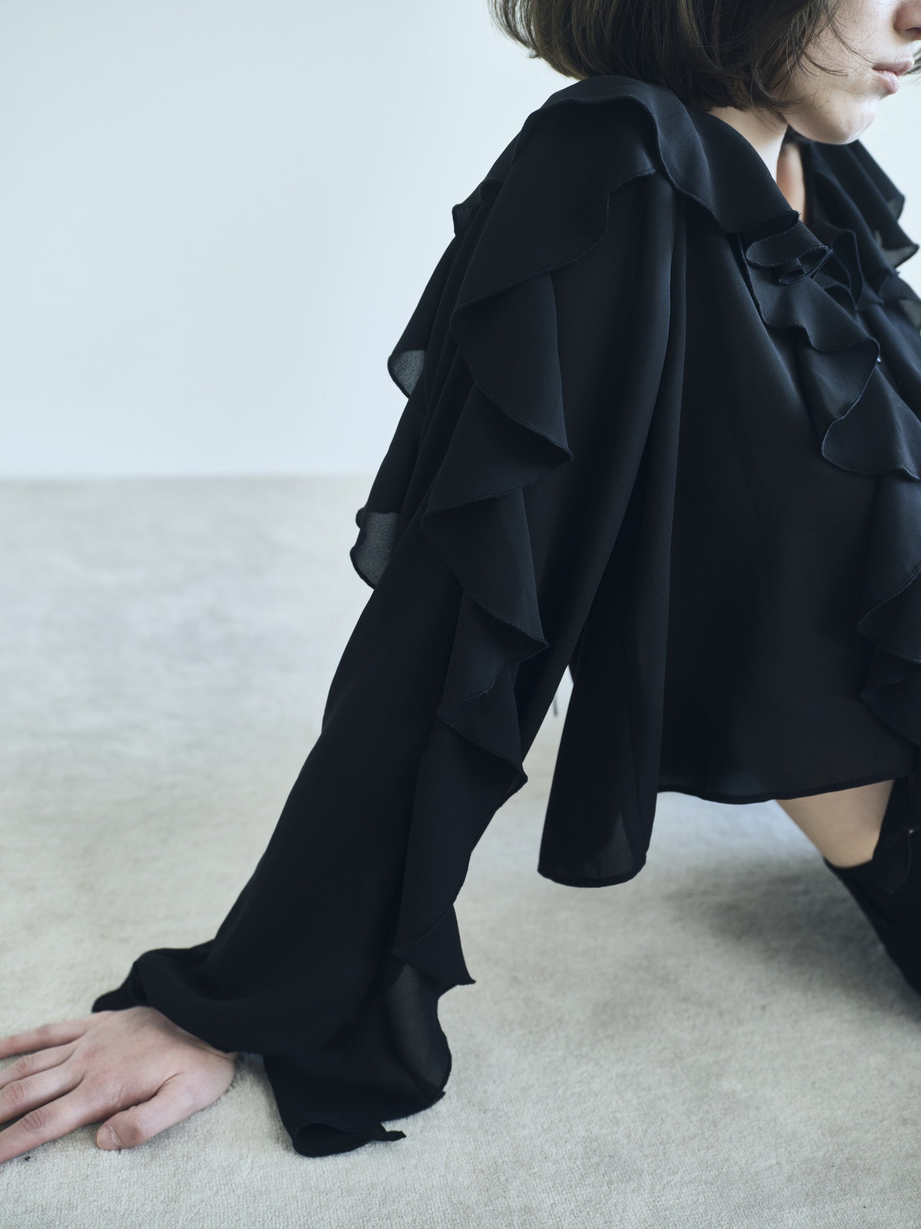 NEROLI SS26 image_root/ドレープ ラッフルブラウス/260312_NEROLI_157.jpg