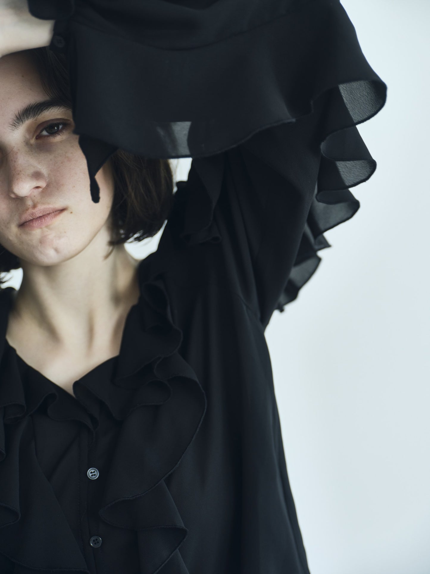 NEROLI SS26 image_root/ドレープ ラッフルブラウス/260312_NEROLI_164.jpg