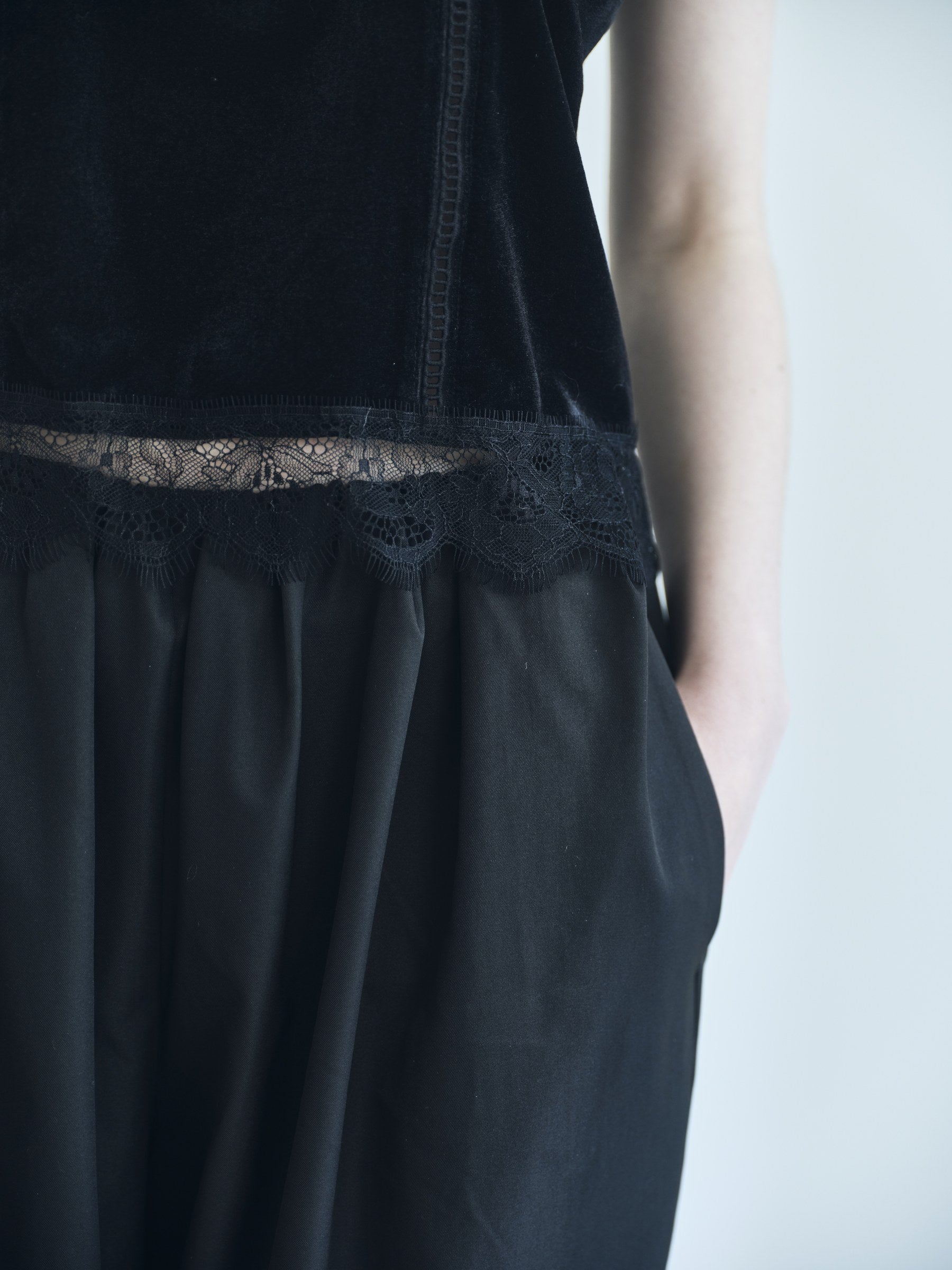 NEROLI SS26 image_root/シャーベロア ランジェリーキャミソール/260312_NEROLI_189.jpg