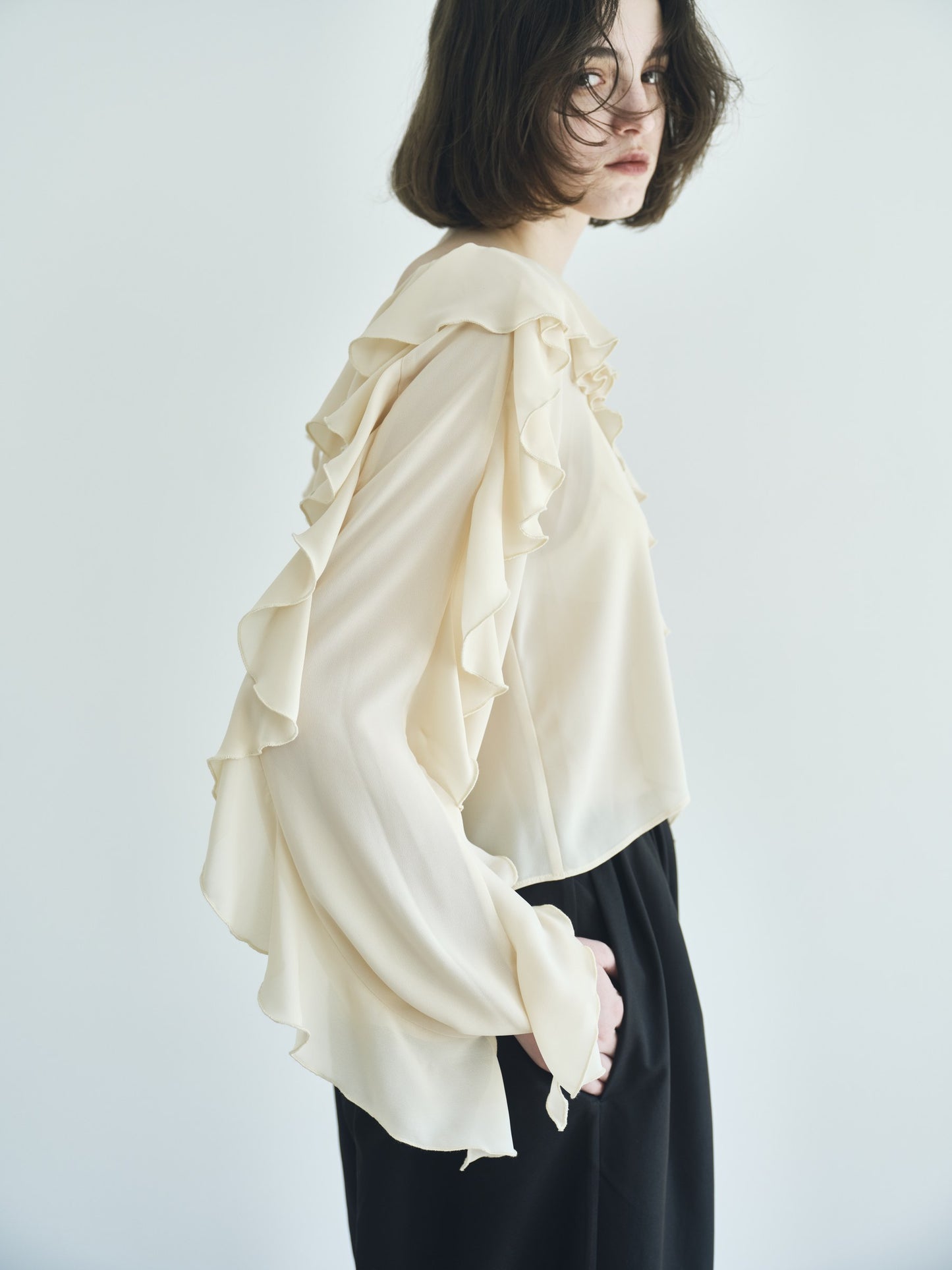 NEROLI SS26 image_root/ドレープ ラッフルブラウス/260312_NEROLI_322.jpg