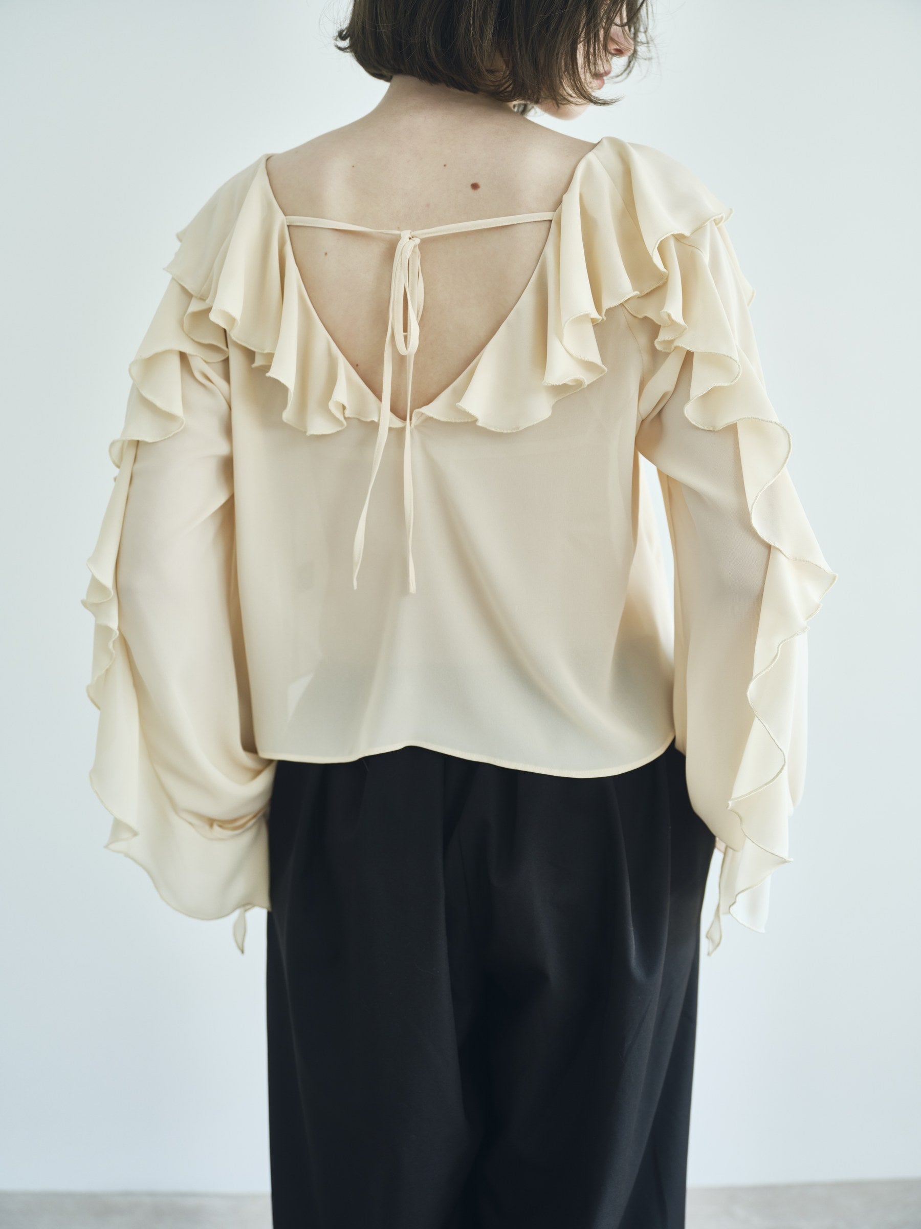 NEROLI SS26 image_root/ドレープ ラッフルブラウス/260312_NEROLI_326.jpg