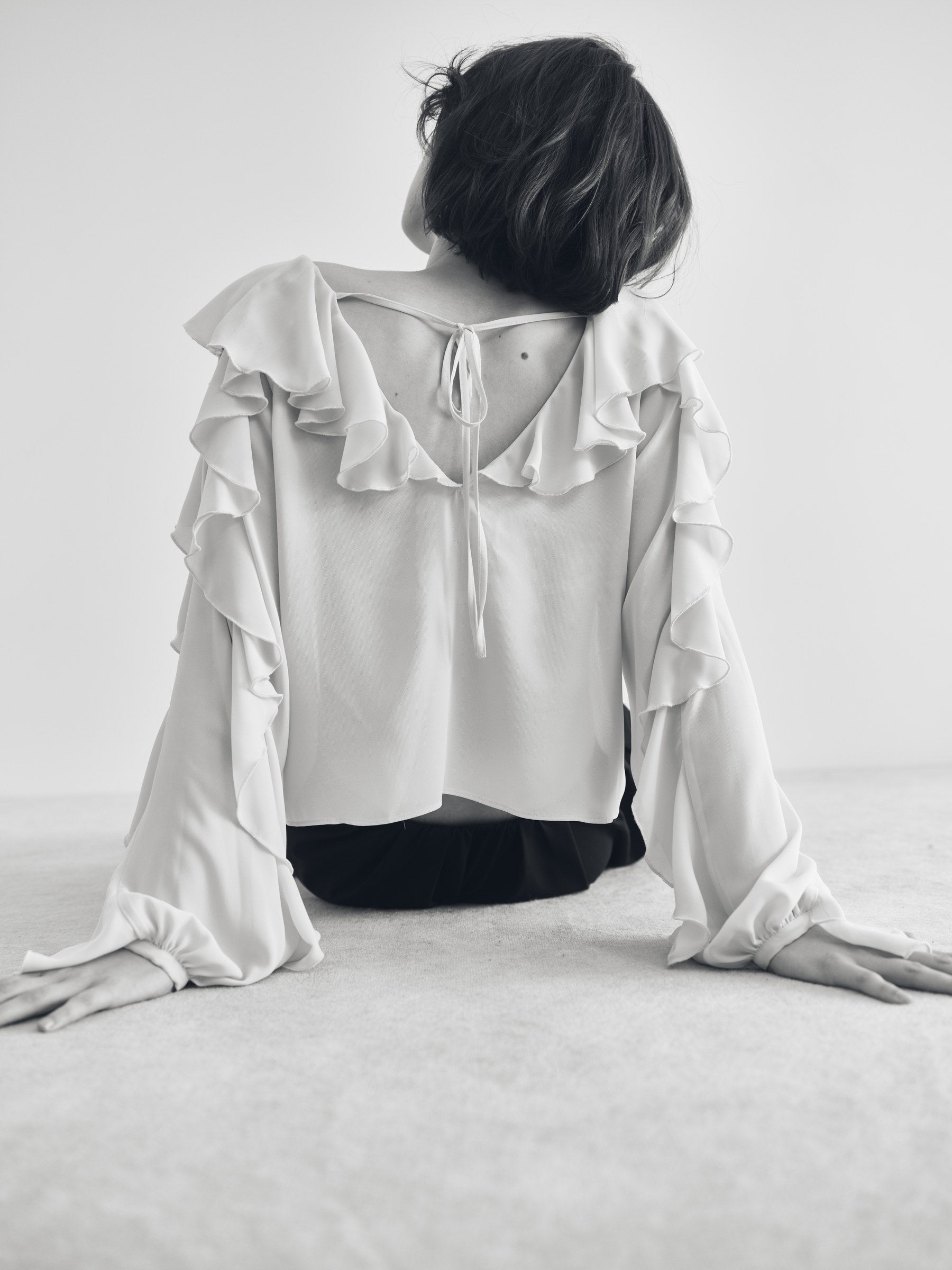 NEROLI SS26 image_root/ドレープ ラッフルブラウス/260312_NEROLI_342.jpg